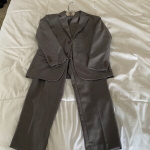 Youth boys Gilberti 3 piece gray suit. Size 8. Excellent condition.